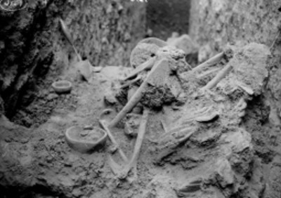 Excavación de entierro y ofrenda prehispánicos