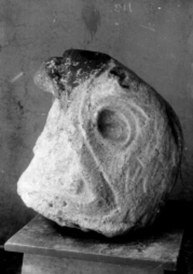 Escultura prehispánica con forma de cabeza de un ave