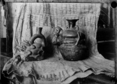 Par de vasijas de estilo moche, realizadas en cerámica
