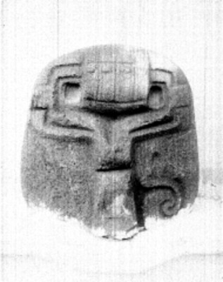 Fragmento de escultura prehispánica decorada con bajorrelieves