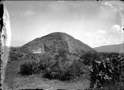 Vista de la Pirámide de la Luna antes de su reconstrucción