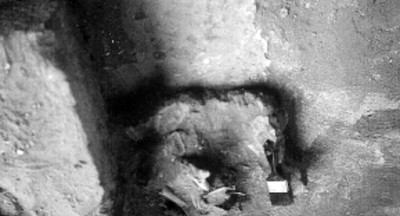 Excavación de un entierro prehispánico en Uxmal