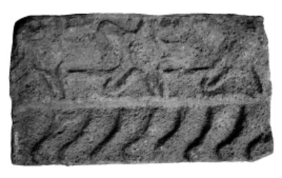 Fragmento de lapida prehispánica en bajorrelieve