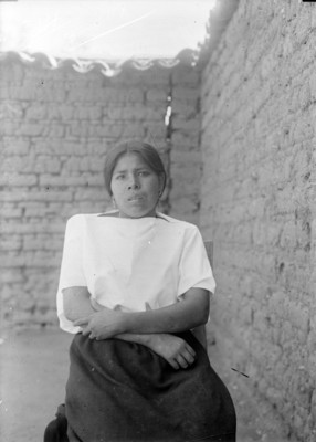 Mujer nahua de frente, retrato
