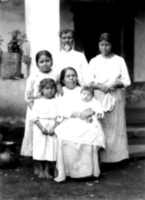 Familia nahua, retrato de grupo