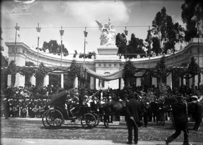 Políticos llegan en carruaje a la inauguración del monumento a Benito Juárez