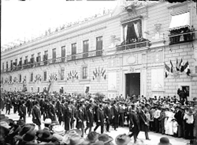 Procesión cívica frente a Palacio Nacional durante las fiestas del Centenario de la Independencia