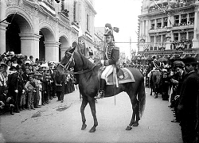 Hombre personifica a Agustín de Iturbide durante los festejos del centenario de la Independencia