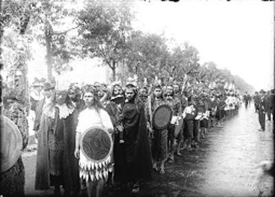Indígenas participan en el desfile histórico durante los festejos del centenario