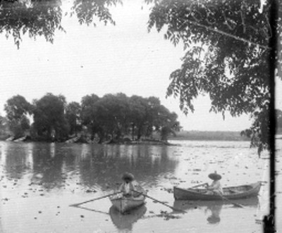 Hombres sobre lanchas en un lago
