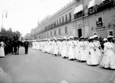 Mujeres desfilan frente a Palacio Nacional durante los festejos del Centenario