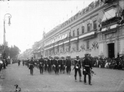 Marinos brasileños del "Benjamin Constant" desfilan frente a Palacio Nacional