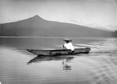 Pescador en canoa en un lago, retrato