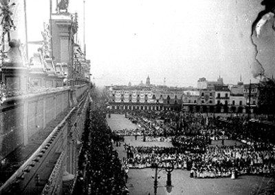 Ceremonia en explanada del Zócalo frente a Palacio Nacional