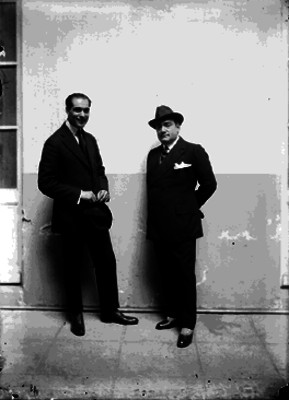 Enrico Caruso conversando con un hombre, retrato