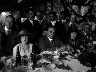 Enrico Caruso con varias personas en un banquete, retrato de grupo