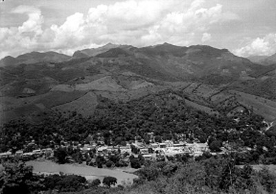 Poblado entre cerros, panorámica