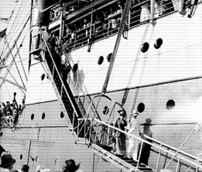 Pasajeros desembarca en un puerto