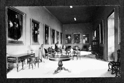 Sala de exhibición de un museo, vista general