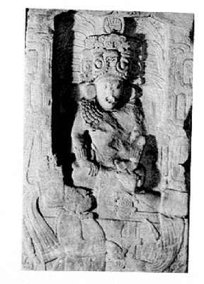 Lápida maya con relieves antropomorfos, detalle