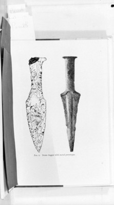 Navaja de obsidiana y cuchillo de metal, reprografía