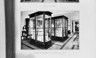 Vista de cerámica exhibida en vitrinas dentro de un museo, reprografía