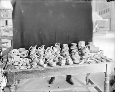 Vasijas, cajetes, pulidores y navajas prehispánicas en restauración
