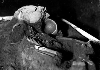 Entierro prehispánico en proceso de excavación