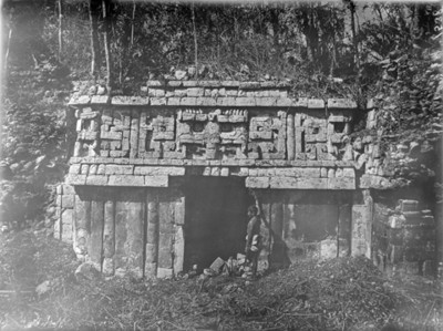 Palacio con cabezas de serpiente en zona maya