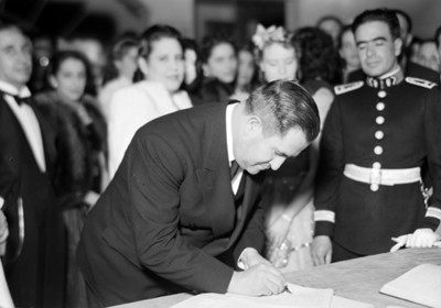 Manuel Ávila Camacho firma documento como testigo de matrimonio civíl
