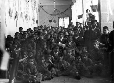 Huérfanos en un aula, retrato de grupo