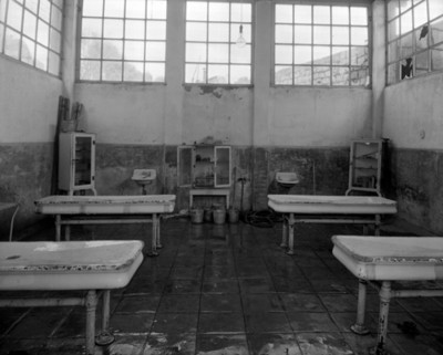 Dormitorio de un reformatorio infantil, vista parcial