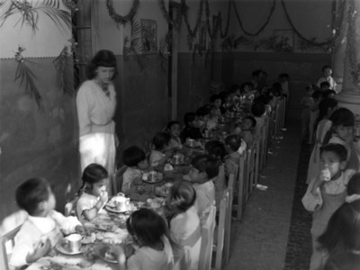 Niños de un orfanato durante desayuno