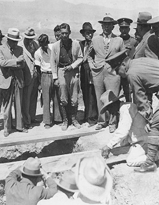 Gral. Lázaro Cárdenas y comitiva en la entrada a una Tumba de Monte Albán