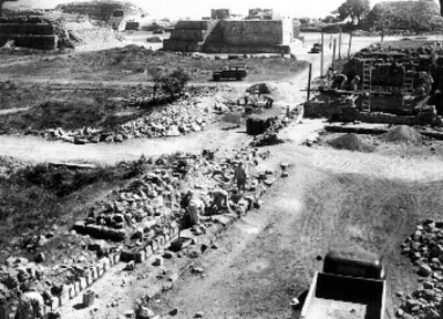 Trabajadores durante reconstrucción del Patio Central, lado norte