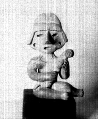 Escultura prehispánica sedente exhibida en el Museo Nacional