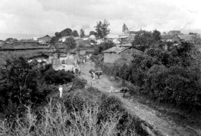 Indígenas en un camino del Pueblo de los Remedios, vista parcial