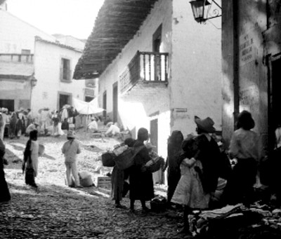 Gente durante tianguis en la Plaza Borda