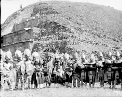 Indios danzantes junto al templo de Quetzalcóatl, retrato de grupo
