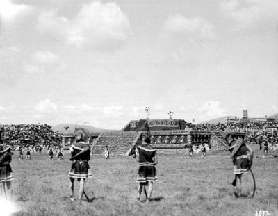 Danzantes durante festividad en Teotihuacán