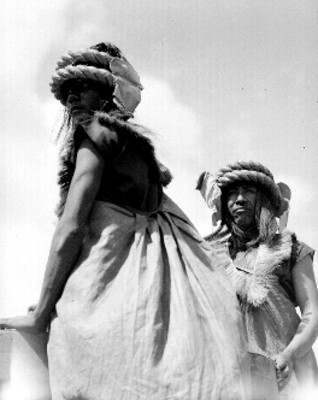Indígenas danzantes durante fiesta prehispánica en Teotihuacán
