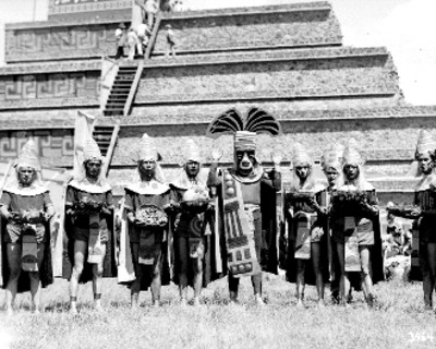 Danzantes junto a pirámide durante fiesta, retrato de grupo