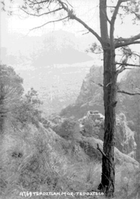Valle de "Tepoztlán" y pirámide del "Tepozteco", panorámica