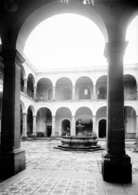 Patio del Palacio Municipal, vista parcial