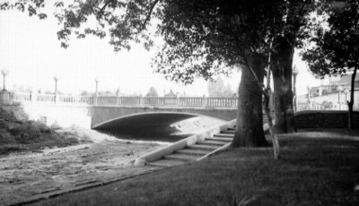 Puente en un río, vista parcial