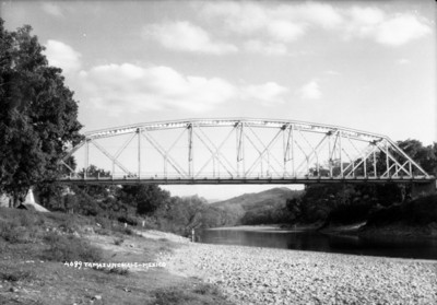 Puente sobre un río, vista general