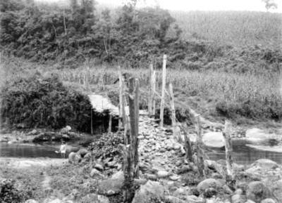 Puente colgante sobre un río