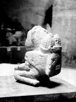 Escultura antropomorfa sedente, exhibida en el Museo Nacional