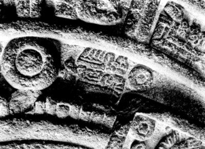 Piedra del Sol, detalle de glifos, en el Museo Nacional