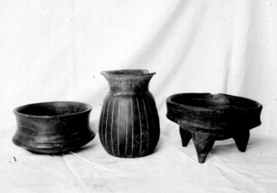 Jarra y vasijas, exhibidas en el Museo Nacional